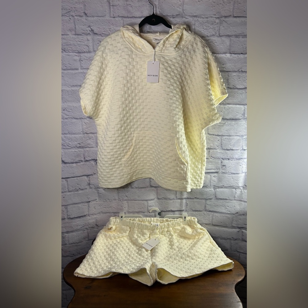 HEyson NWT Seton Cream Quilted Hooded Short Set - Women